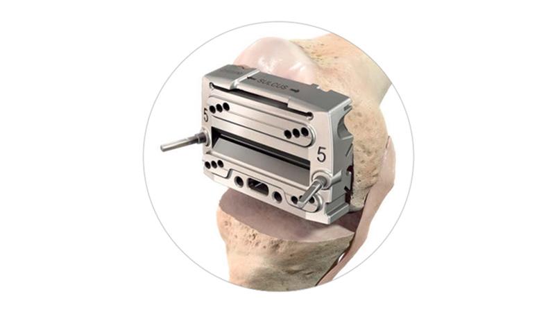 pinning block inserted into knee joint
