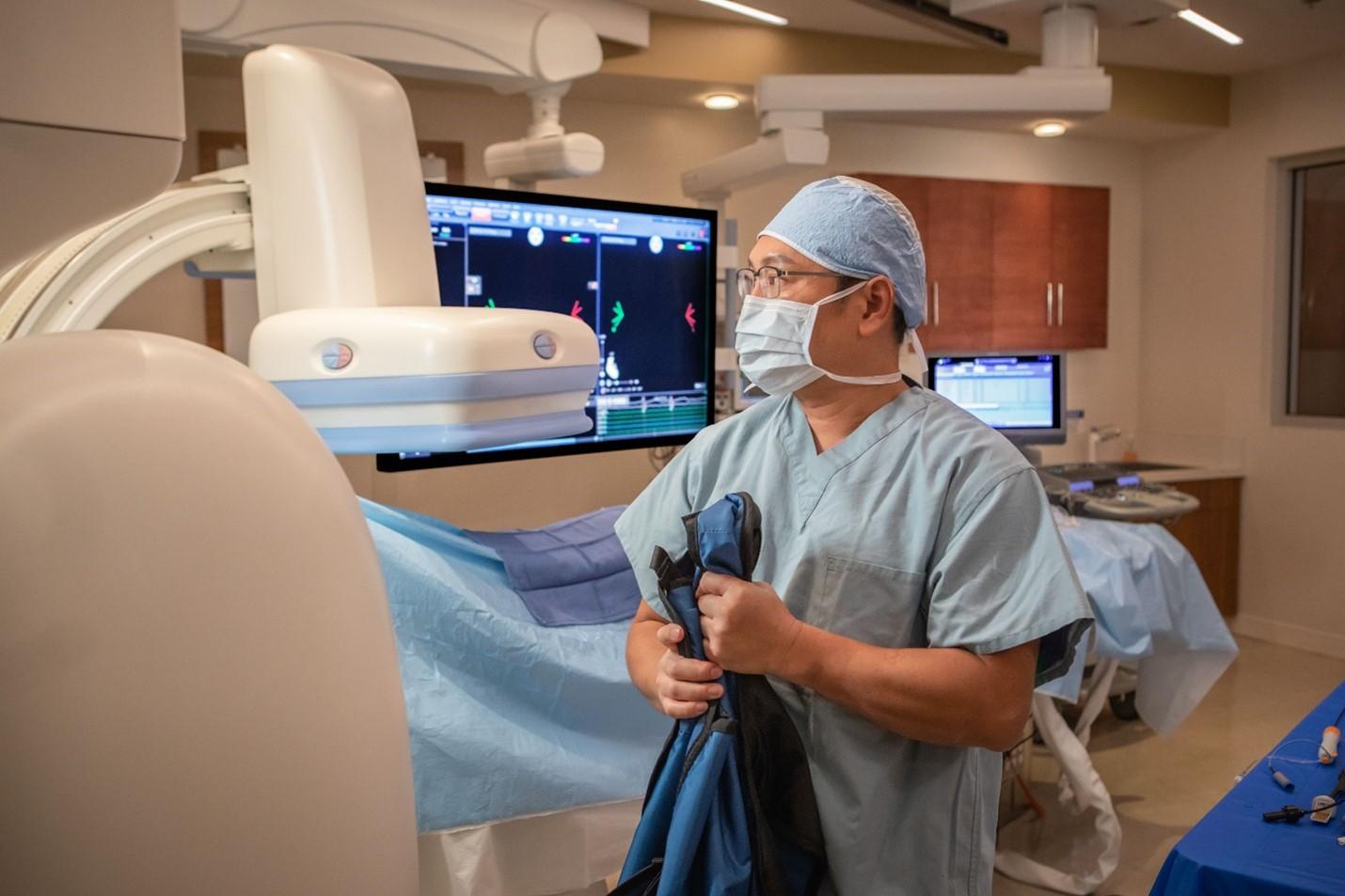 Electrophysiologist removes lead vest as a result of Fluoroscopy reduction